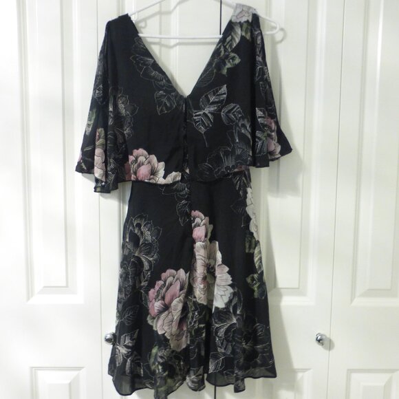 NWT LE CHATEAU black & pink floral flutter sleeve dress - Picture 10 of 15